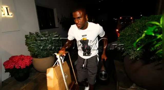 Hugo Díaz. Christian Ramos retornó al hotel Lowen con un par de bolsas en la mano. Hugo Díaz. Christian Ramos retornó al hotel Lowen con un par de bolsas en la mano.