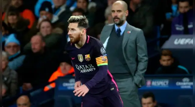 Pep Guardiola mira a Lionel Messi durante un Manchester City-Barcelona.