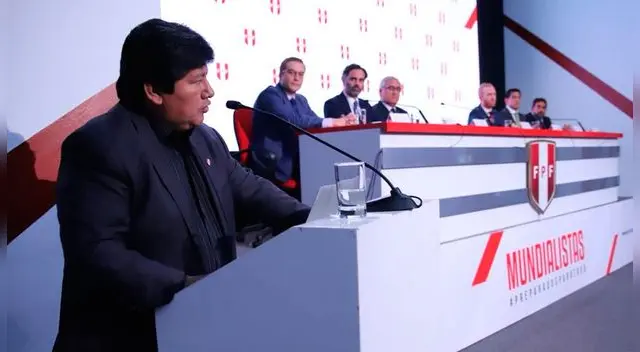 El presidente de la FPF, Edwin Oviedo, anuncia a las empresas ganadoras de la licitación. El presidente de la FPF, Edwin Oviedo, anuncia a las empresas ganadoras de la licitación.