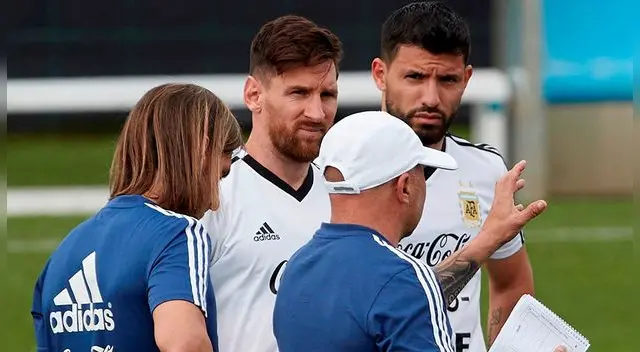 Messi y Aguero escuchan al DT Sampaoli. Messi y Aguero escuchan al DT Sampaoli.
