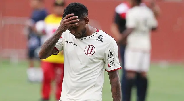 Alberto Quintero se lamenta durante un partido de Universitario.