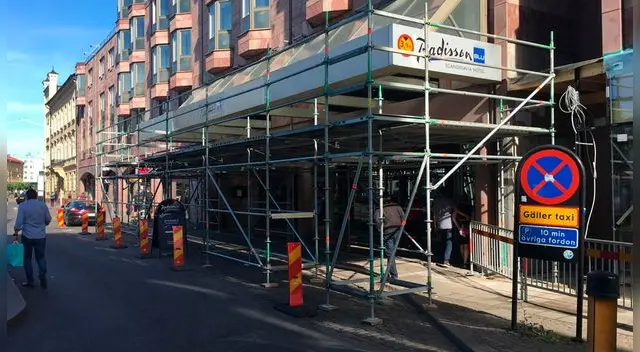 En los exteriores del hotel se están haciendo trabajos de mantenimiento y hay instalados andamios de fierro En los exteriores del hotel se están haciendo trabajos de mantenimiento y hay instalados andamios de fierro