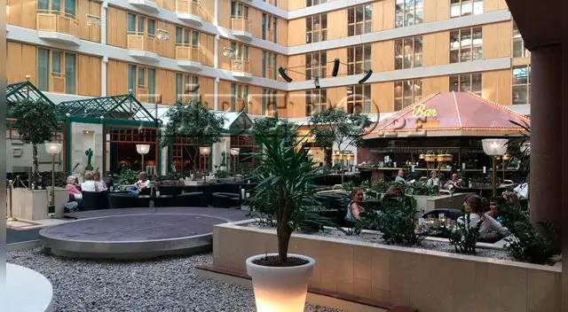 Este hotel está ubicado en pleno centro de Goteborg frente a la estación central y con vista a los canales que bañan esta bella ciudad. Este hotel está ubicado en pleno centro de Goteborg frente a la estación central y con vista a los canales que bañan esta bella ciudad.