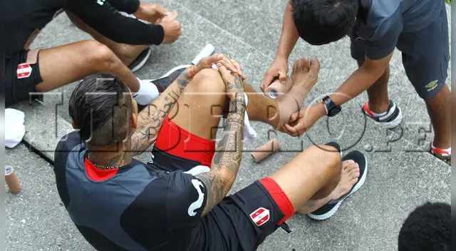 Paolo Guerrero se protege para evitar lesiones antes de cada entrenamiento. Foto: Hugo Díaz / Líbero Paolo Guerrero se protege para evitar lesiones antes de cada entrenamiento. Foto: Hugo Díaz / Líbero