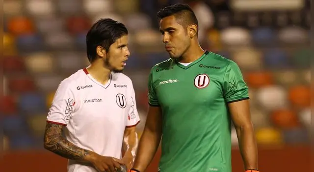 Horacio Benincasa y Raúl Fernández, durante un partido de Universitario.