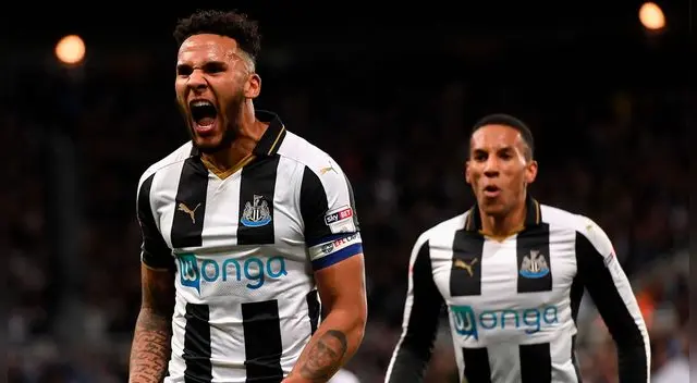 Jamaal Lascelles viene de romperla con el Newcastle.