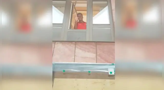 Una multitud se encuentra en los exteriores del hotel donde concentra la selección peruana en Gotemburgo. Foto: Captura Una multitud se encuentra en los exteriores del hotel donde concentra la selección peruana en Gotemburgo. Foto: Captura