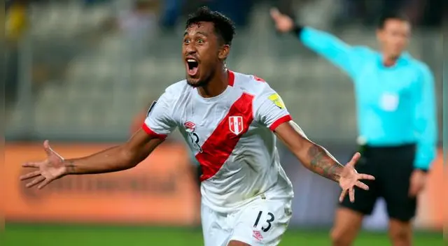 Renato Tapia celebra un gol con la Selección Peruana.