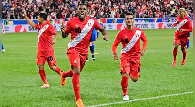 Jefferson Farfán celebra un gol con la Selección Peruana.