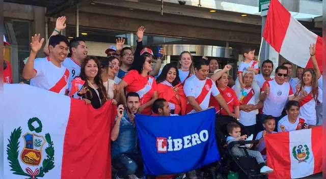 Líbero estuvo presente en el aeropuerto de Gotemburgo y vio la acogida de los hinchas. Foto: Hugo Díaz Líbero estuvo presente en el aeropuerto de Gotemburgo y vio la acogida de los hinchas. Foto: Hugo Díaz