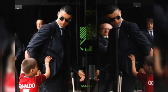 Cristiano Ronaldo le cumplió el sueño a un pequeño hincha, quien burló la seguridad para estar junto a él