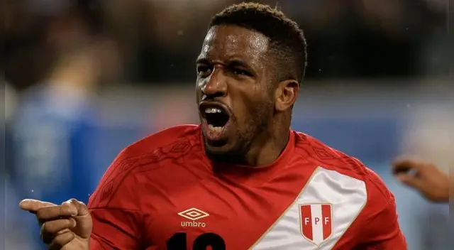 Farfán quedó solo frente al arquero de Suecia tras una sensacional jugada de Advíncula, aunque no pudo concretar el gol. Farfán quedó solo frente al arquero de Suecia tras una sensacional jugada de Advíncula, aunque no pudo concretar el gol.