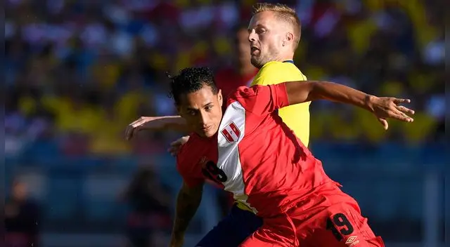 Yoshimar Yotún, durante una acción de juego del Perú vs. Suecia.