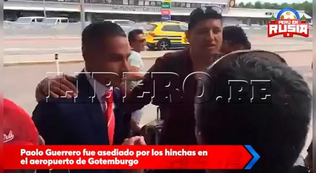 Paolo Guerrero fue asediado por los hinchas en el aeropuerto de Gotemburgo