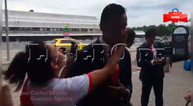 Selección Peruana: Volante del Feyenoord, Renato Tapia casi recibe un beso de hincha Selección Peruana: Volante del Feyenoord, Renato Tapia casi recibe un beso de hincha