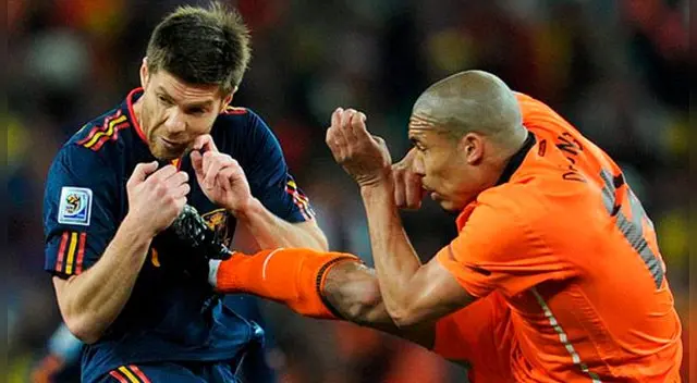 La patada Nigel de Jong a Xabi Alonso en la final del Mundial de 2010 quedó para la historia.
