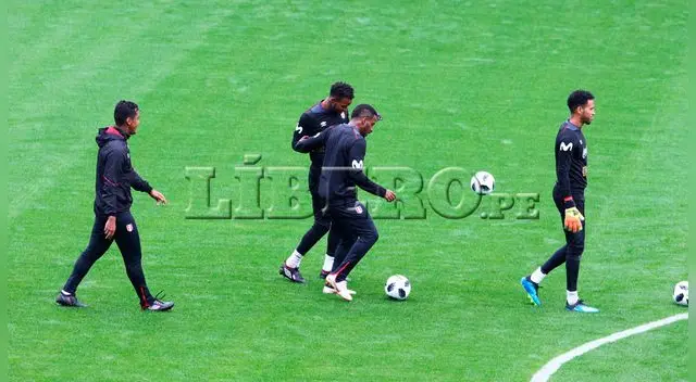 Hugo Díaz. Farfán se divierte ante Cáceda durante el entrenamiento.