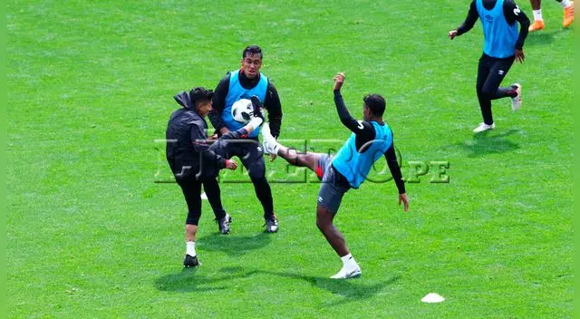 Hugo Díaz. Los seleccionados disputaban los balones con todos. No se guardaron nada durante la práctica en el Arena Khimki.