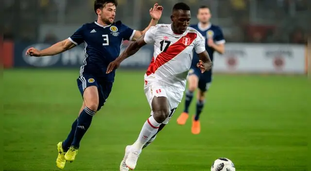 Luis Advíncula conduce un balón en el Perú-Dinamarca.