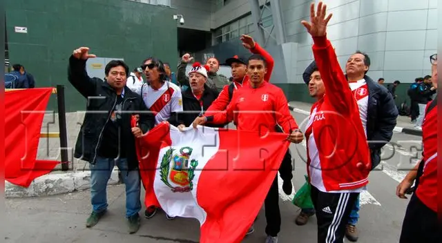 Rusia 2018: Selección Peruana entrenó en Rusia con presencia de hinchas [VÍDEO]