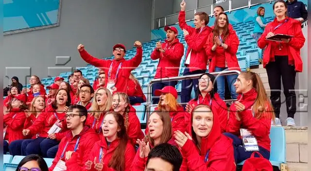 Rusia 2018: Hermosas voluntarias de la FIFA armaron la fiesta y alentaron a Perú en el Arena Khimki [VIDEO]