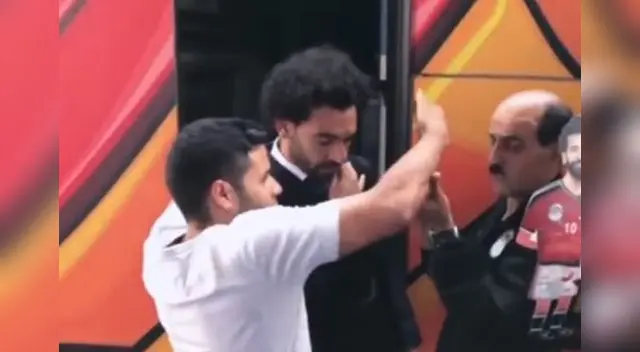 Un hincha quiso tomarse un selfie con Salah, pero el egipcio se cuidó del hombro.