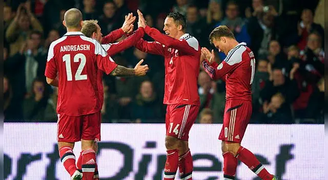 Nicki Bille festejando con Christian Eriksen, el "10" de Dinamarca.