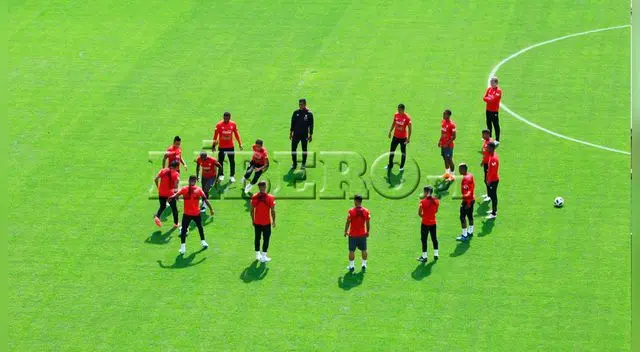 Hugo Díaz. La selección peruana practicó un 'camotito' durante su entrenamiento en el Arena Jimki.