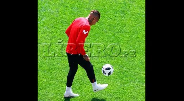 Hugo Díaz. Paolo Guerrero práctico con el balón durante el entrenamiento de la selección.