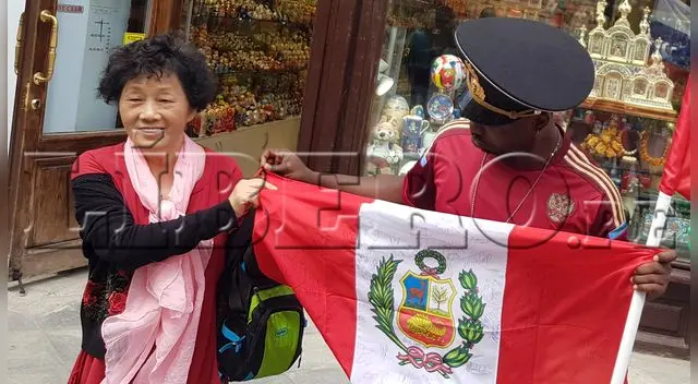 En Moscú un nigeriano atiende a la gente con una bandera de Perú. Foto: Hugo Díaz / Líbero En Moscú un nigeriano atiende a la gente con una bandera de Perú. Foto: Hugo Díaz / Líbero
