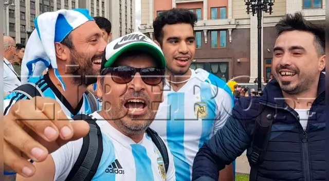 Hinchas de la selección argentina le recordaron a Chile que no estará en el Mundial. Fuente: LÍBERO