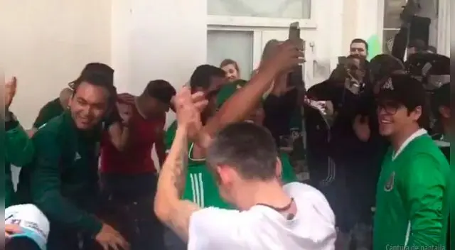 Hinchas de todo el mundo ponen la fiesta en Rusia. Hinchas de todo el mundo ponen la fiesta en Rusia.