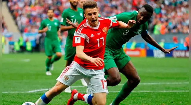 Aleksandr Golovin se metió a la historia de los Mundiales tras su gol de tiro libre. Foto: EFE