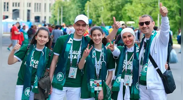 Hinchas de Arabia Saudita empiezan a vivir el partido inaugural Hinchas de Arabia Saudita empiezan a vivir el partido inaugural