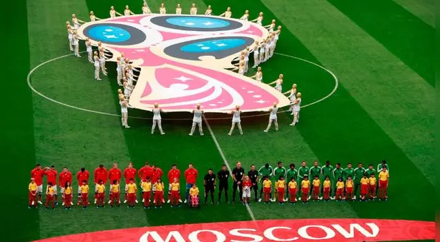 Rusia y Arabia Saudita en el campo de juego listo para entonar sus himnos. Rusia y Arabia Saudita en el campo de juego listo para entonar sus himnos.