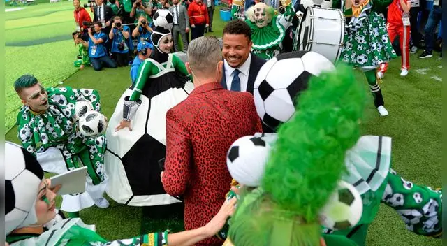 Ronaldo estrechándole la mano al cantante británico Robbie Williams. Ronaldo estrechándole la mano al cantante británico Robbie Williams.