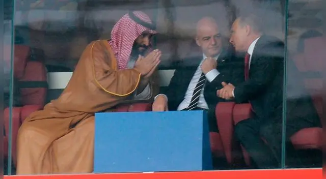 El jeque árabe junto a Gianni Infantino, presidente de la FIFA y Vladimir Putín mandamás de Rusia. El jeque árabe junto a Gianni Infantino, presidente de la FIFA y Vladimir Putín mandamás de Rusia.
