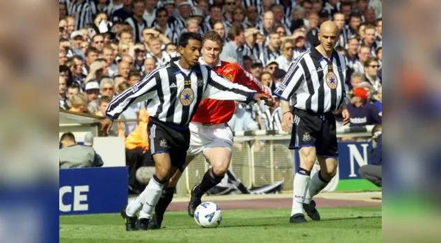 Nolberto Solano le anotó un golazo al progenitor del arquero titular de Dinamarca. Nolberto Solano le anotó un golazo al progenitor del arquero titular de Dinamarca.