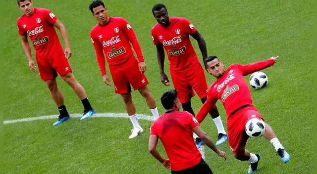 Miguel Trauco intenta controlar un balón en un entrenamiento. Miguel Trauco intenta controlar un balón en un entrenamiento.