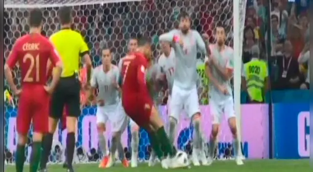 Cristiano Ronaldo ejecuta el tiro libre que será el 3-3 de Portugal ante España.