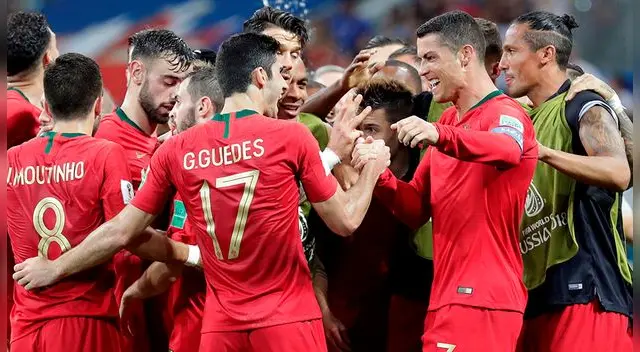 Cristiano Ronaldo celebra uno de sus goles con Gonçalo Guedes.