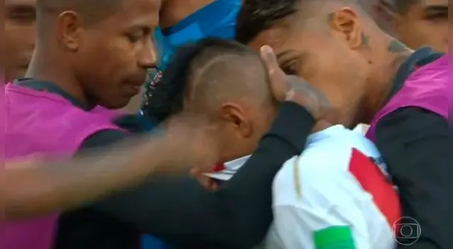 Christian Cueva es consolado por sus compañeros tras fallar el penal. Foto: Difusión Christian Cueva es consolado por sus compañeros tras fallar el penal. Foto: Difusión