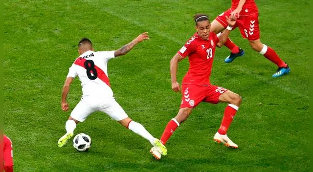 Christian Cueva cae ante la falta de Yussuf Poulsen. Christian Cueva cae ante la falta de Yussuf Poulsen.