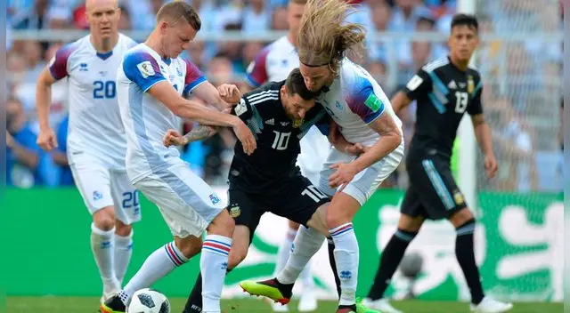 Lionel Messi es bien controlado por los zagueros de Islandia. Lionel Messi es bien controlado por los zagueros de Islandia.