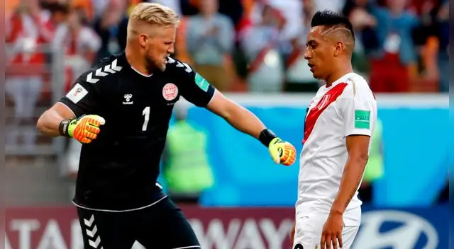 Christian Cueva se lamenta, Kasper Schmeichel celebra.