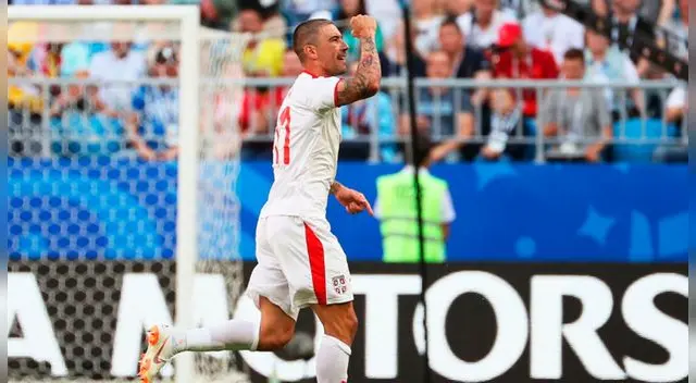 Kolarov puso el 1-0 para Serbia frente a Costa Rica. Foto: AFP Kolarov puso el 1-0 para Serbia frente a Costa Rica. Foto: AFP