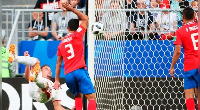 El momento preciso en el que Savic intenta hacer la chalaca dentro del área. Foto: EFE El momento preciso en el que Savic intenta hacer la chalaca dentro del área. Foto: EFE