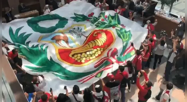 Hinchas alentaron a la selección nacional en el hotel Hinchas alentaron a la selección nacional en el hotel