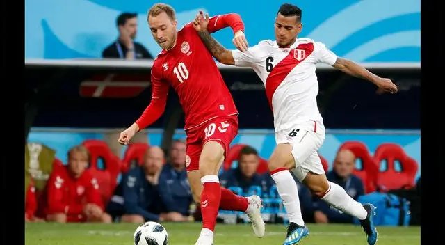 Miguel Trauco disputa un balón con Christian Eriksen. Miguel Trauco disputa un balón con Christian Eriksen.