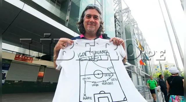 Periodista francés luce con orgullo un polo del buen juego histórico de la selección peruana